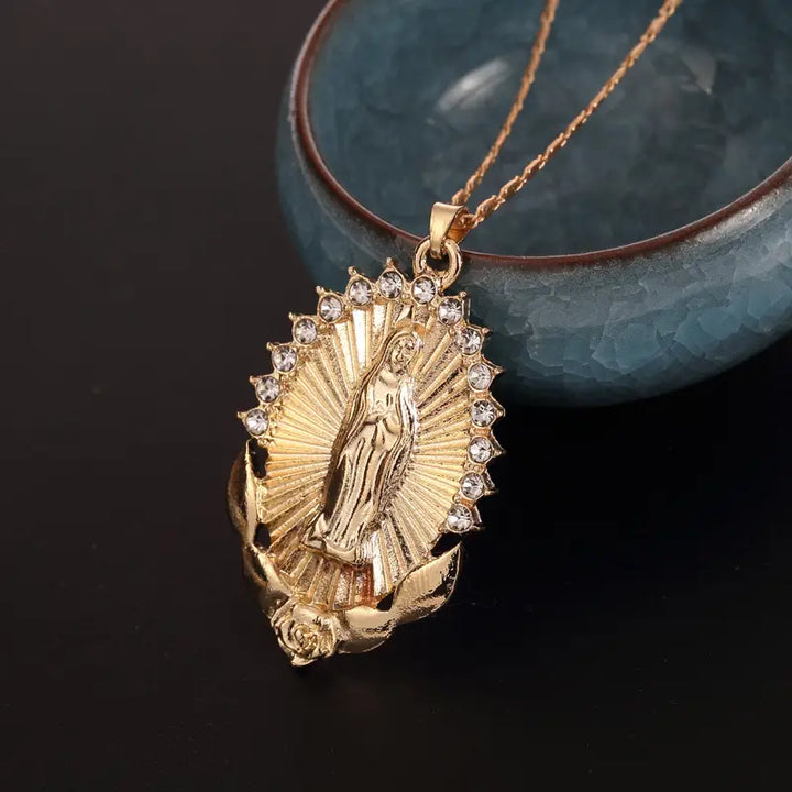 Collar con colgante de la Virgen María