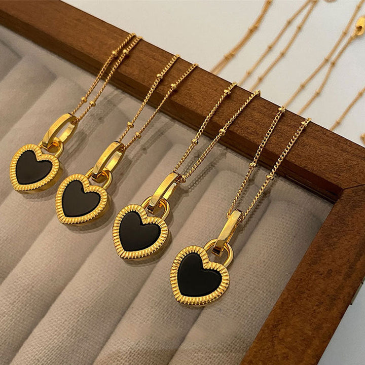 Collar con colgante de corazón blanco y negro en oro