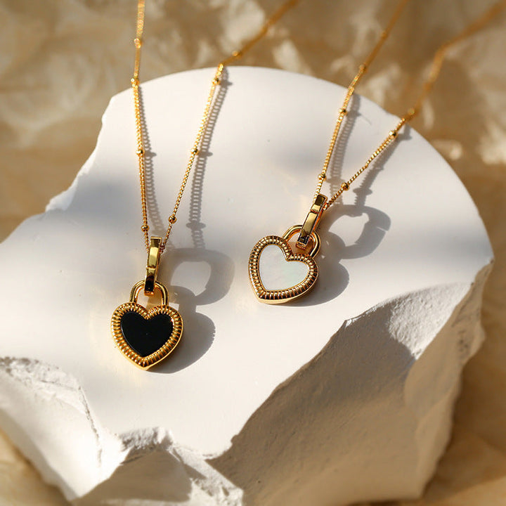 Collar con colgante en forma de corazón negro y blanco en oro