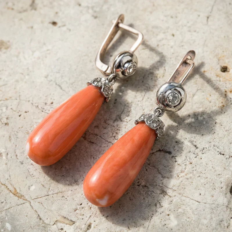 Antiguos pendientes bohemios con corales colgantes