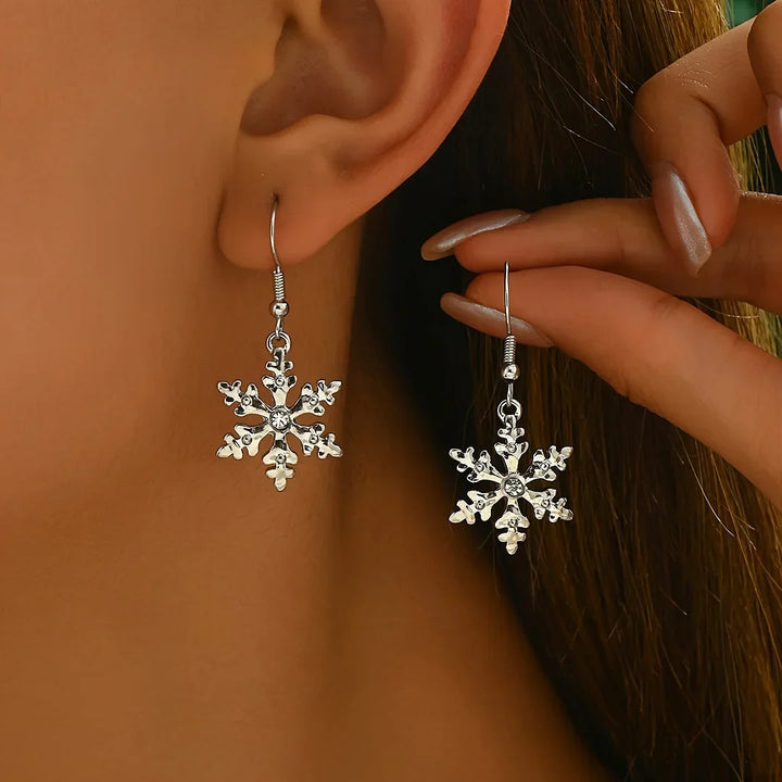 Elegantes pendientes colgantes con copos de nieve navideños