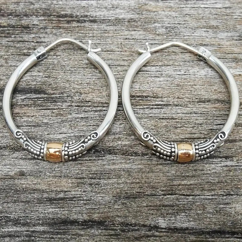 Pendientes redondos de oro con circonita violeta