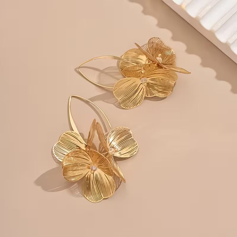 Elegantes pendientes con flores doradas