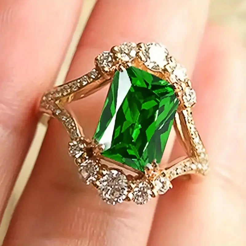 Anillo Elegante con Esmeralda