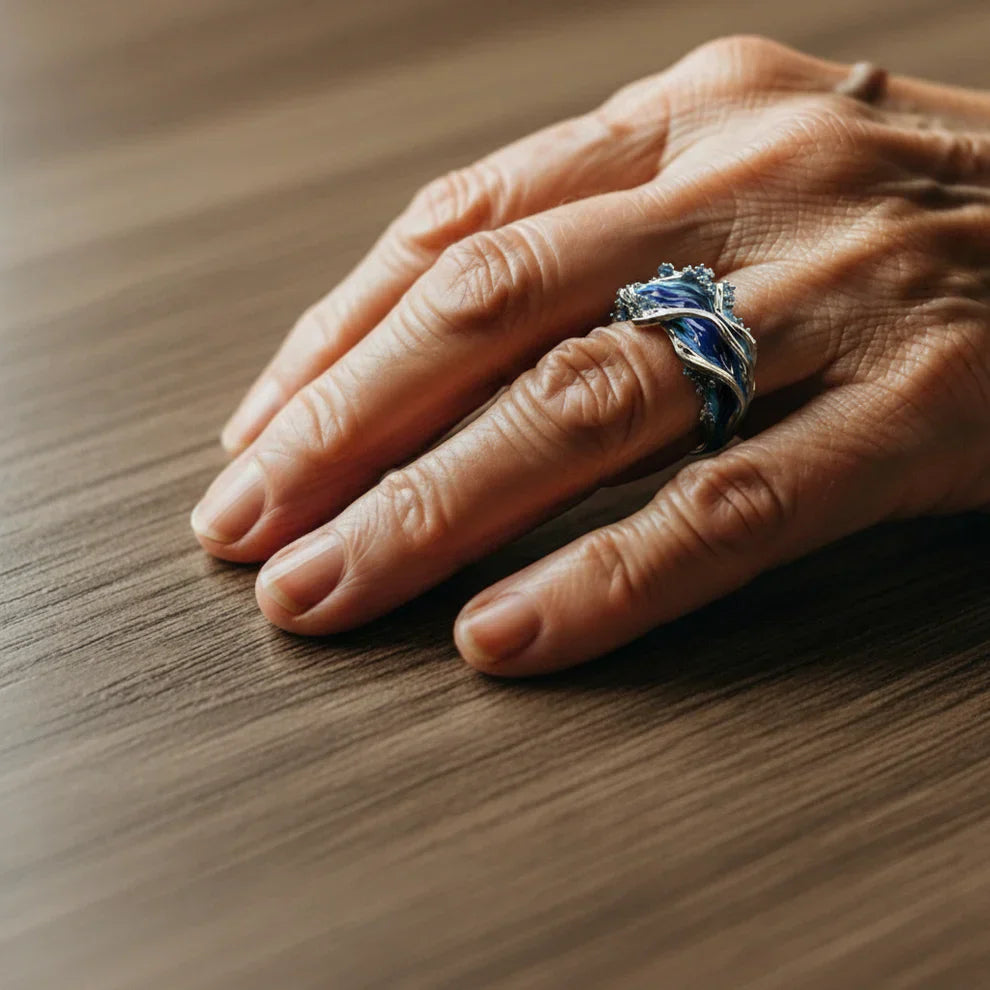 Anillo vintage dorado con ola del océano