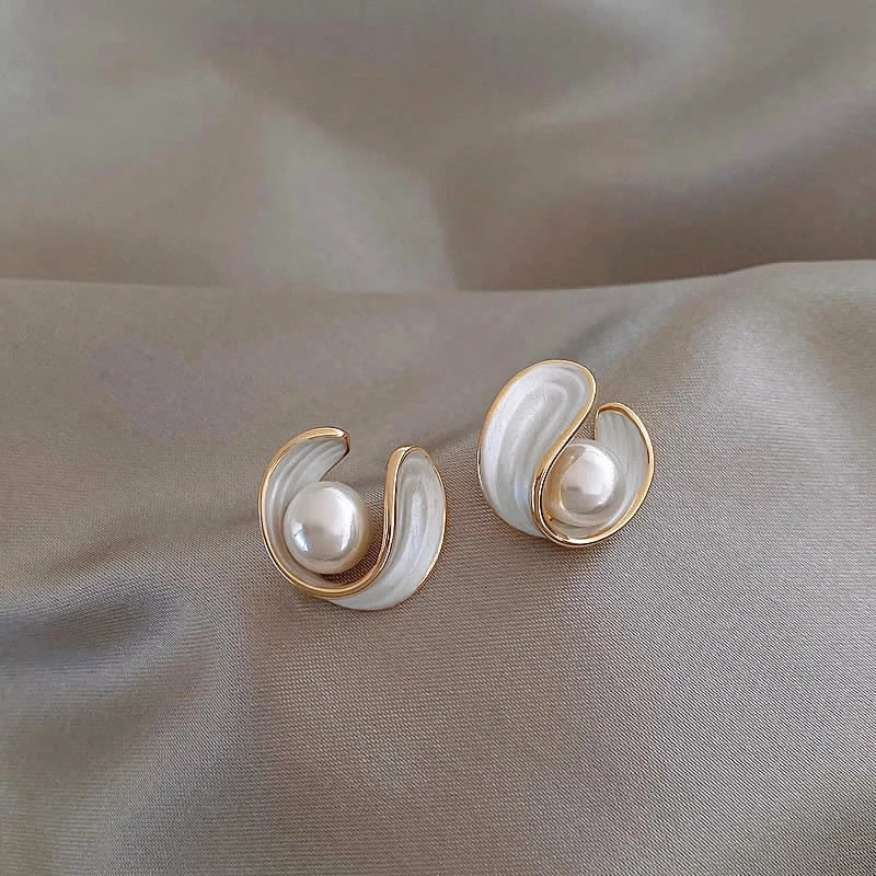Elegantes pendientes de oro con ópalo blanco y perla