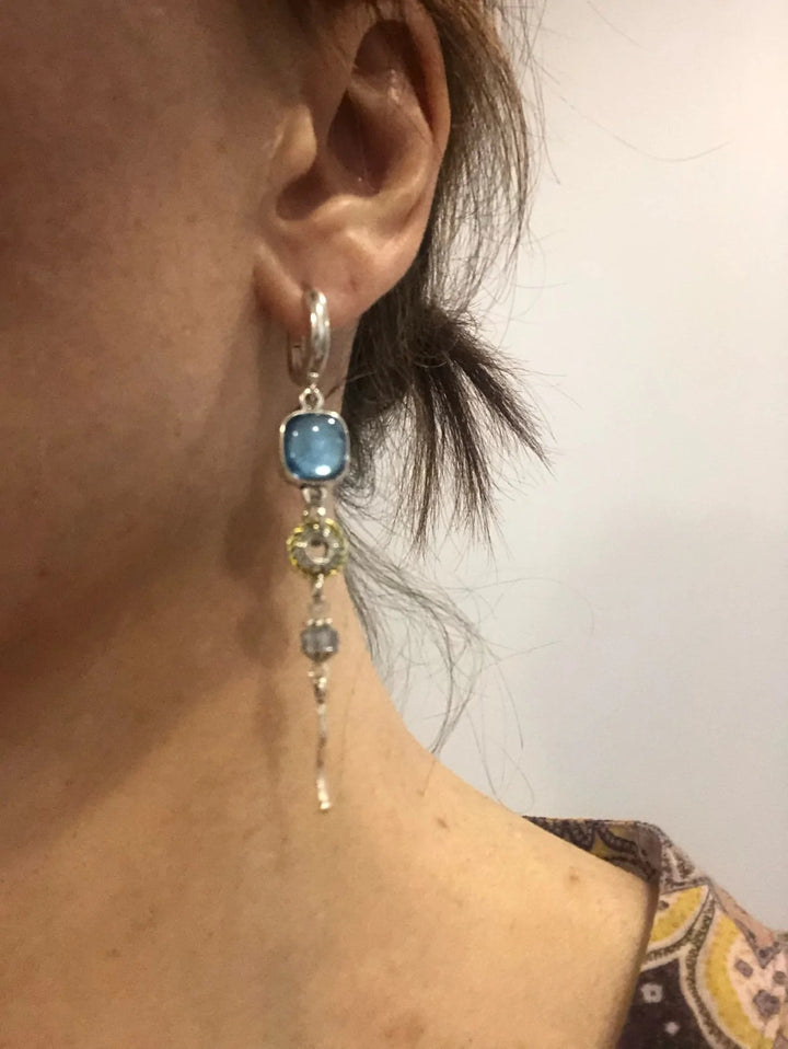 Pendientes «antiguos» con piedras azules y cruz