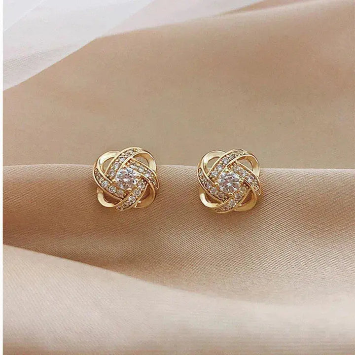 Pendientes cruzados en espiral de flor