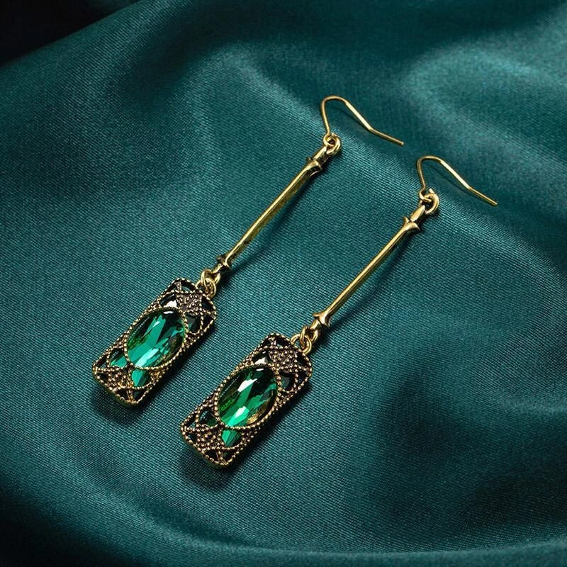 Pendientes dorados con colgante verde