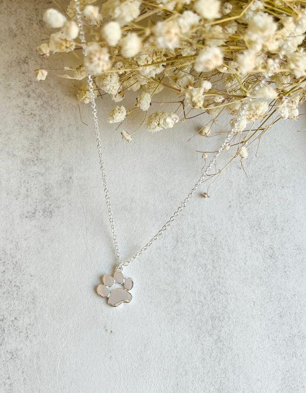 Elegante collar con pata en plata – Acero inoxidable