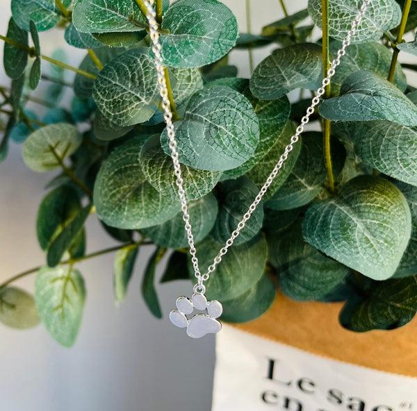 Elegante collar con pata en plata – Acero inoxidable