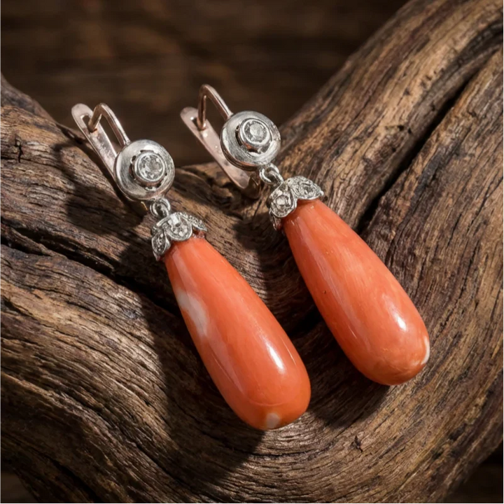 Antiguos pendientes bohemios con corales colgantes