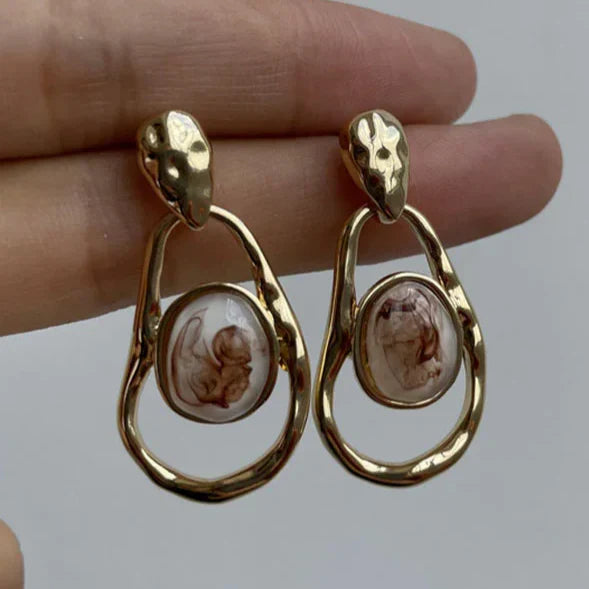 Pendientes dorados con piedra blanca irregular