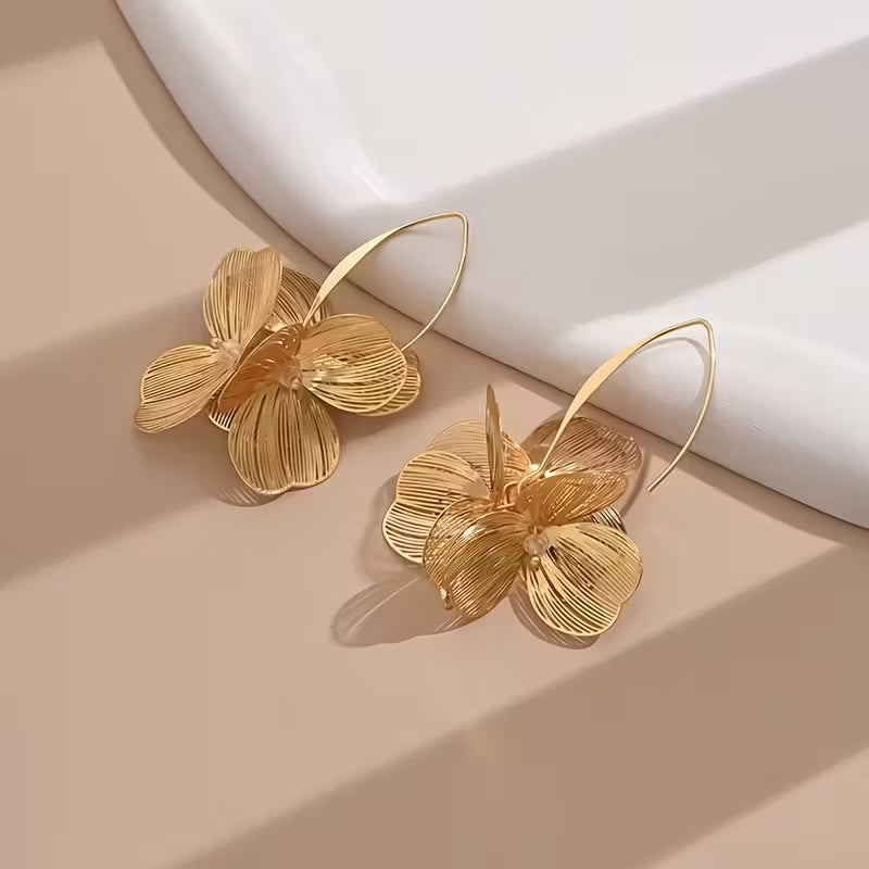 Elegantes pendientes con flores doradas