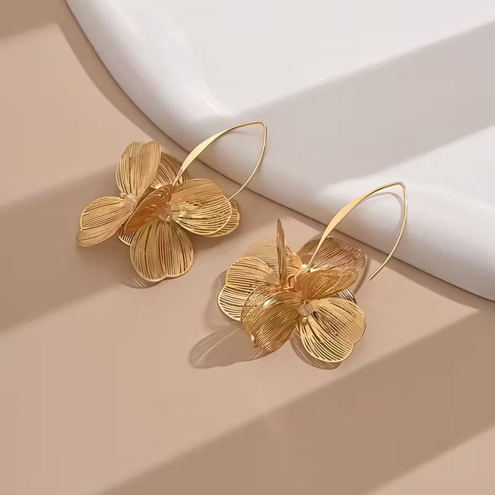 Elegantes pendientes con flores doradas
