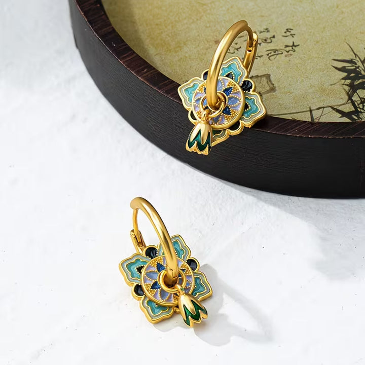 Par de pendientes barnizados de estilo vintage con un toque sofisticado