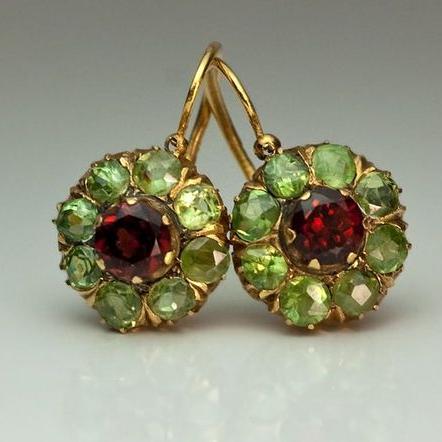 Pendientes vintage redondos con cristales verdes y rojos