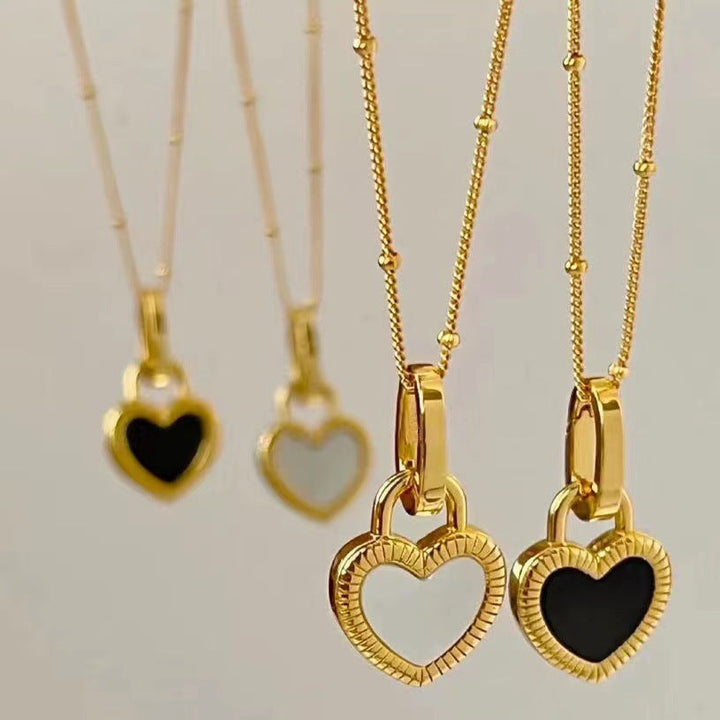 Collar con colgante de corazón blanco y negro en oro