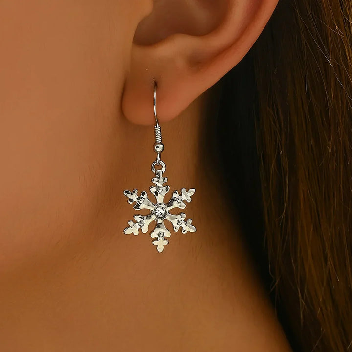 Elegantes pendientes colgantes con copos de nieve navideños
