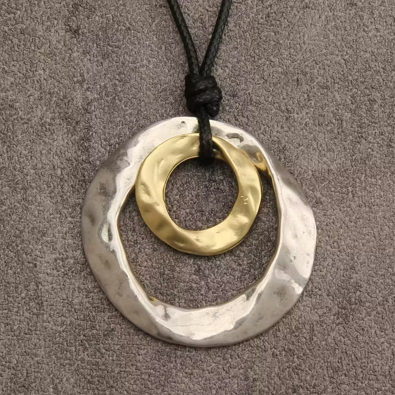 Collar con colgante circular irregular geométrico