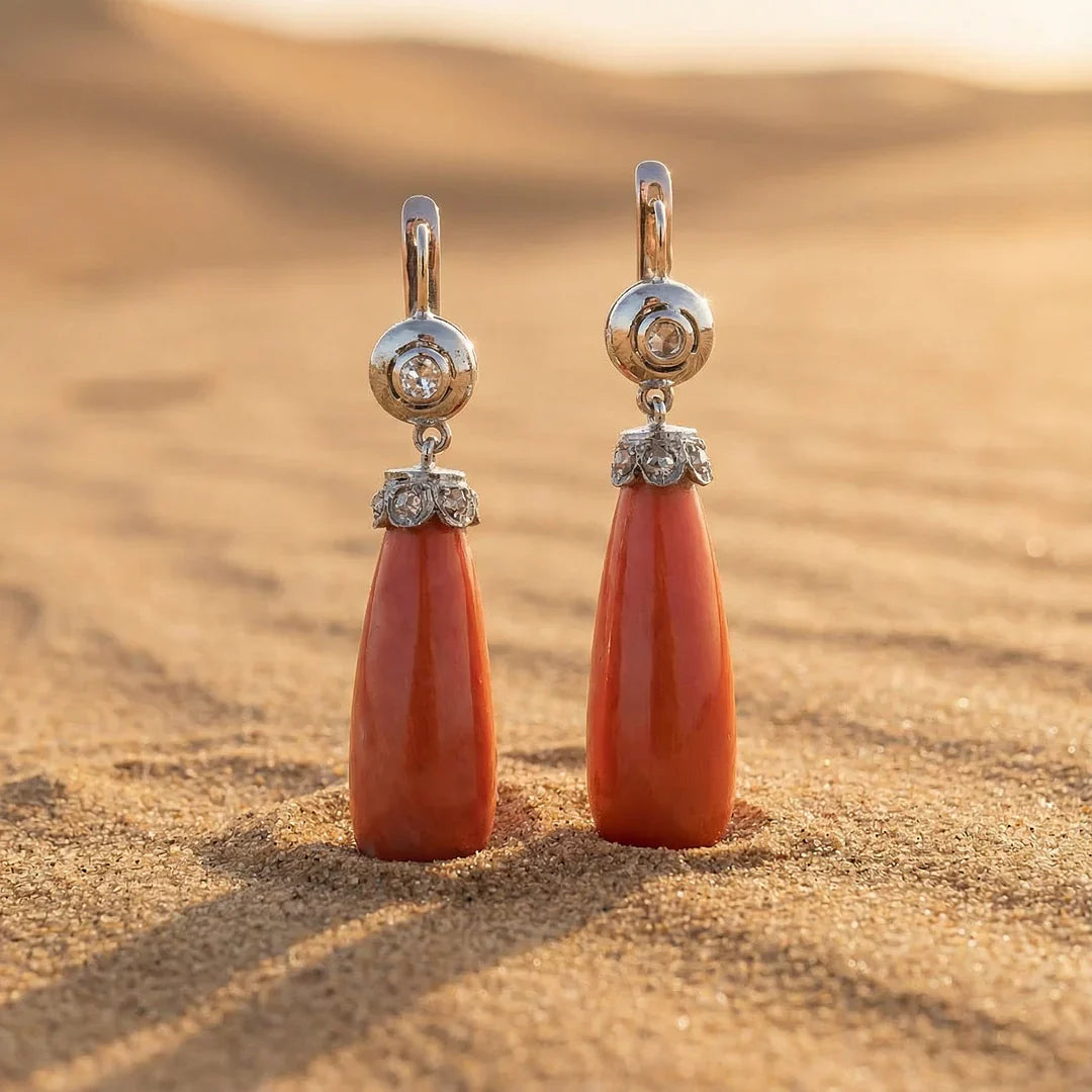 Antiguos pendientes bohemios con corales colgantes