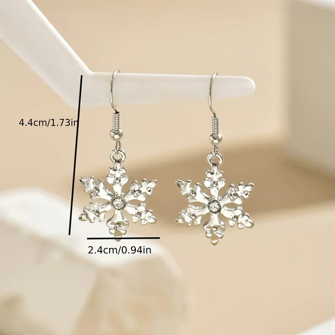 Elegantes pendientes colgantes con copos de nieve navideños