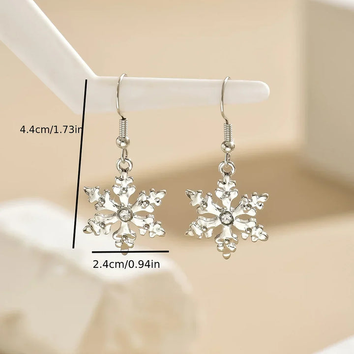 Elegantes pendientes colgantes con copos de nieve navideños