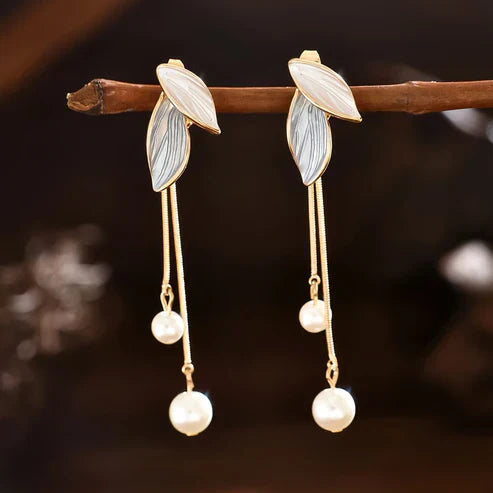 Elegantes pendientes en forma de hoja con perlas