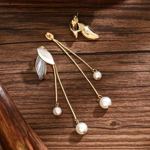 Elegantes pendientes en forma de hoja con perlas