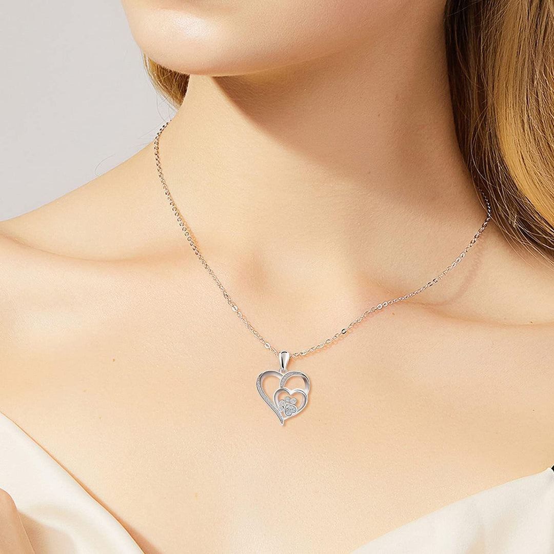 Collar en plata de ley con pata y corazón con circonita