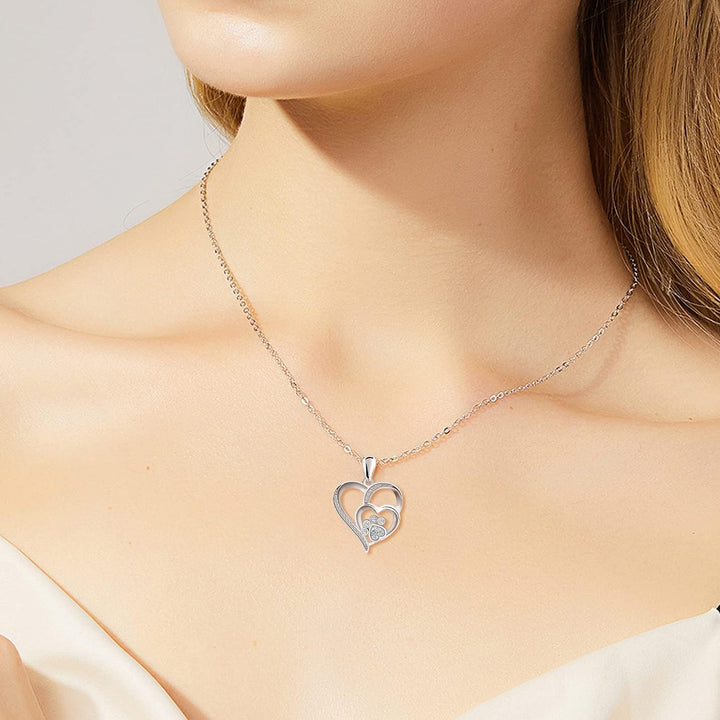 Collar en plata de ley con pata y corazón con circonita
