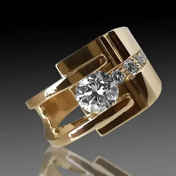 Anillo vintage dorado irregular con circonita
