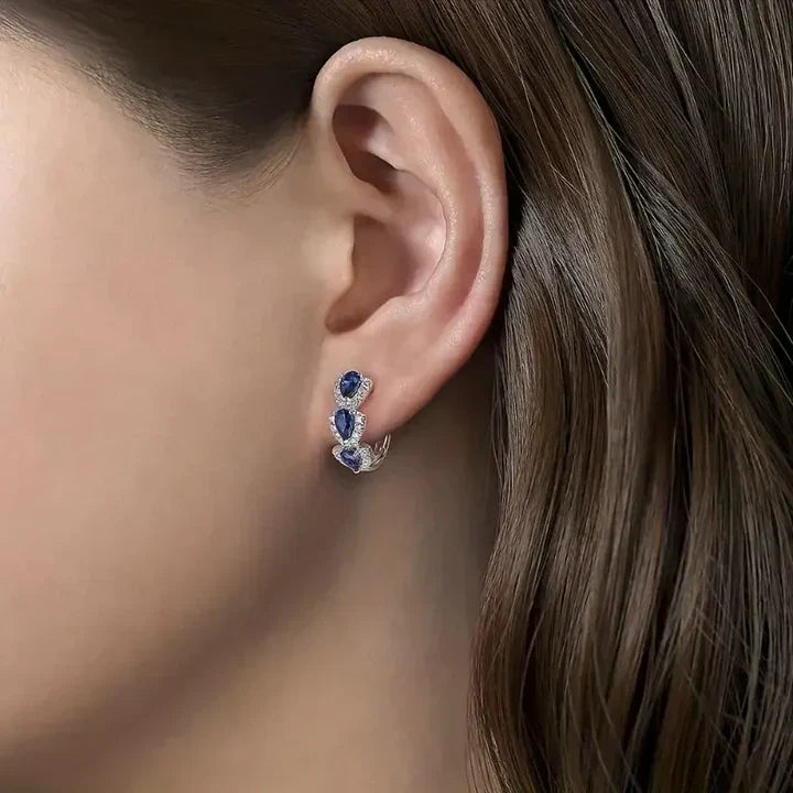 Pendientes con escudo real y piedras preciosas