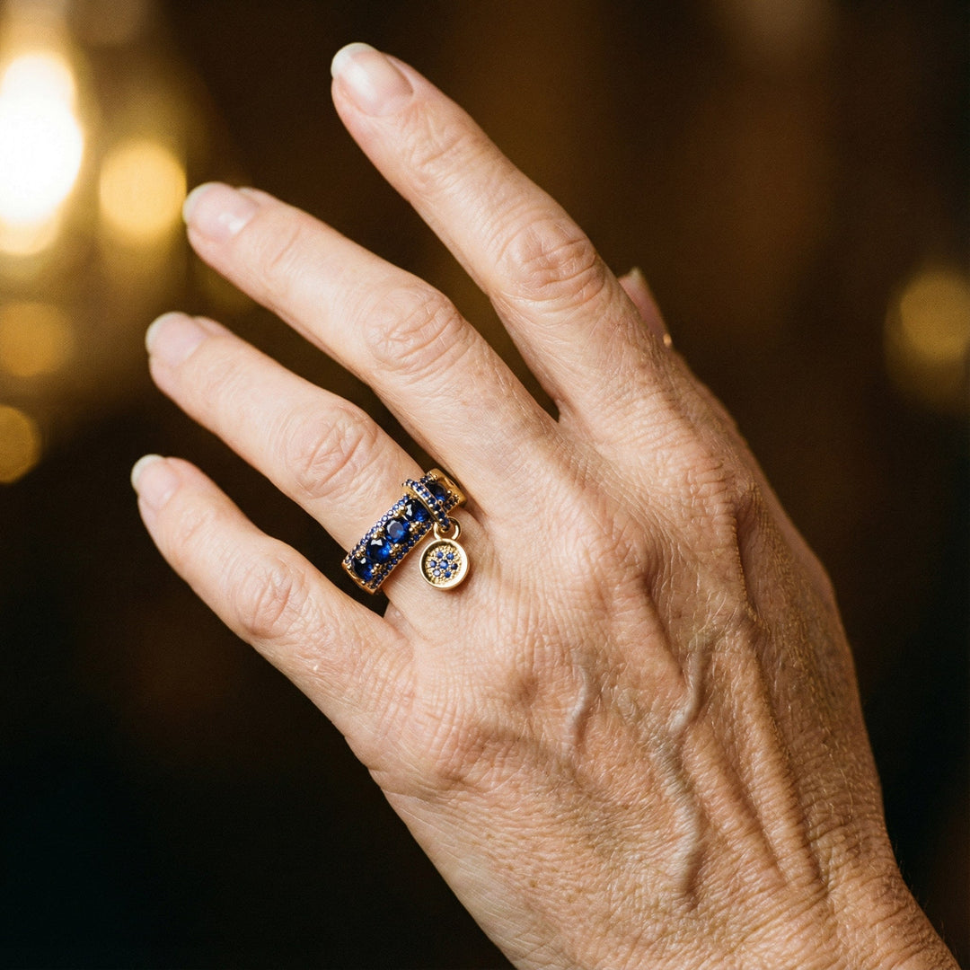 Anillo antiguo de oro y cristal azul