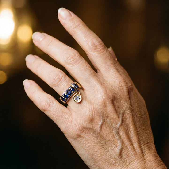 Anillo antiguo de oro y cristal azul