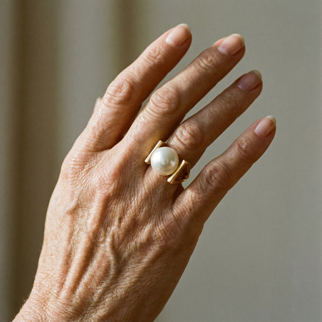 Anillo de oro con incrustaciones vintage de perlas