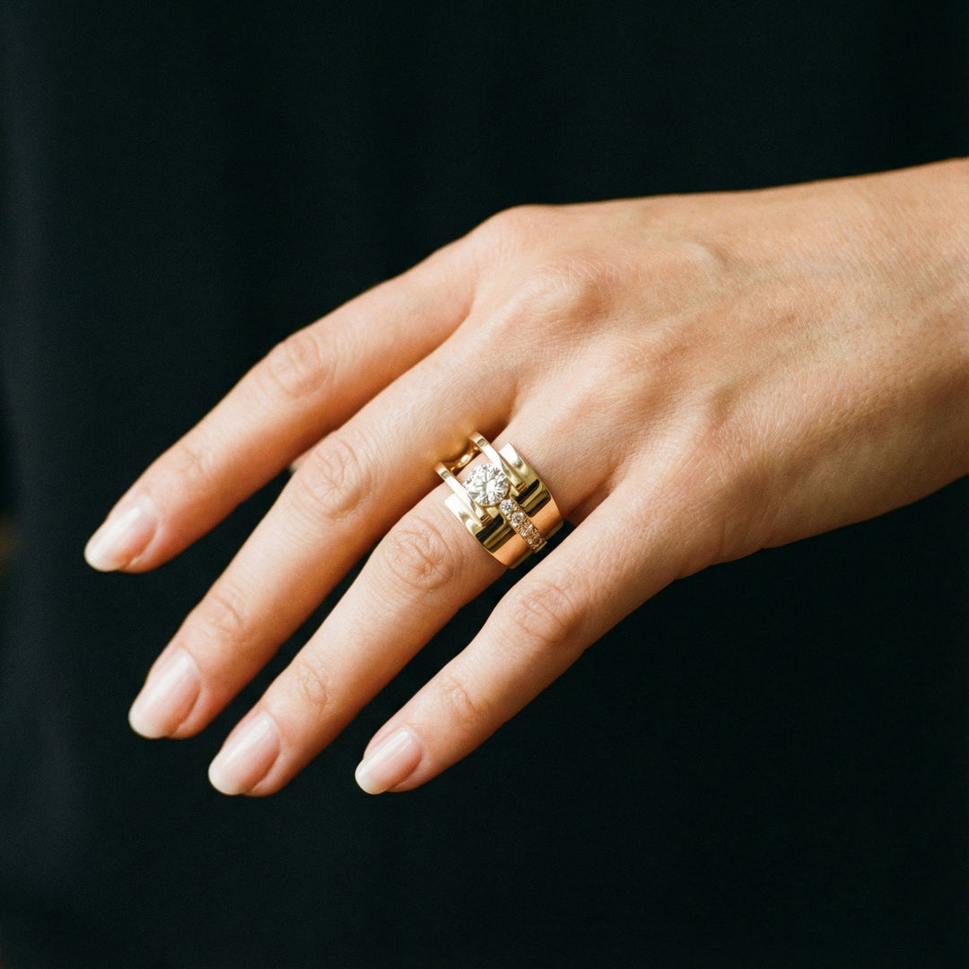 Anillo vintage dorado irregular con circonita