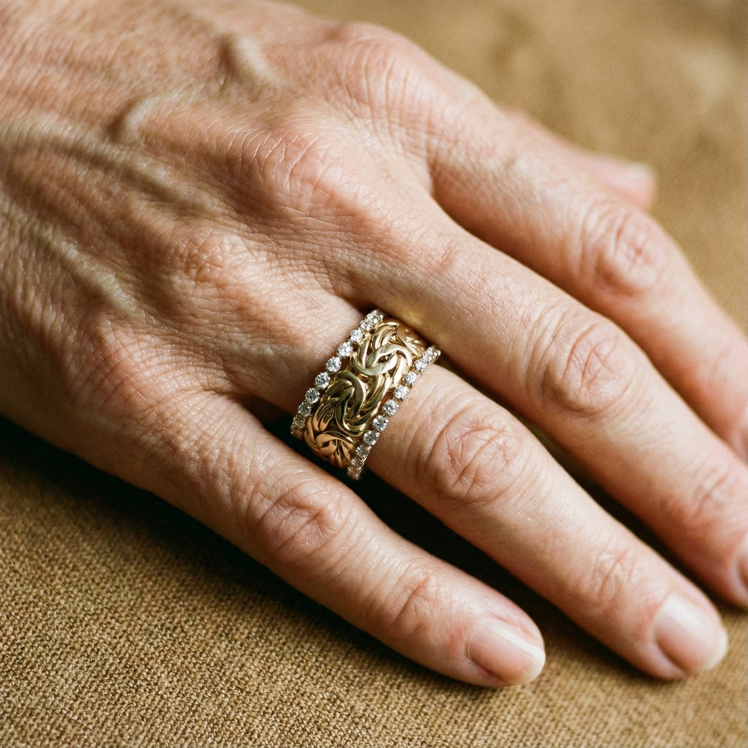 Anillo vintage dorado trenzado con circonita