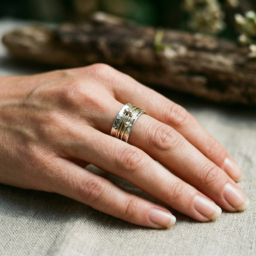 Anillo vintage dorado con capas plateadas