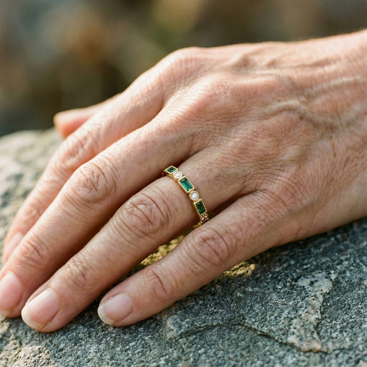 Anillo vintage dorado con circonita verde