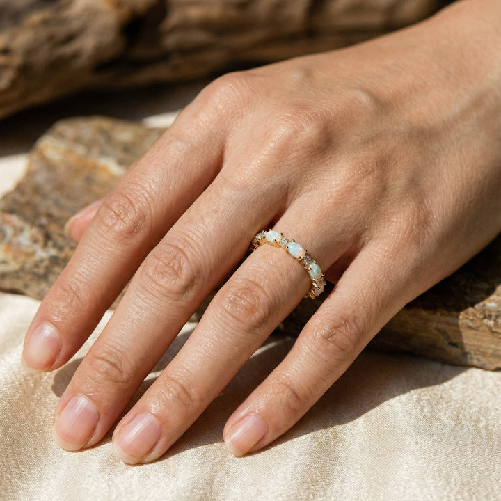 Anillo vintage de oro con ópalo Eternity