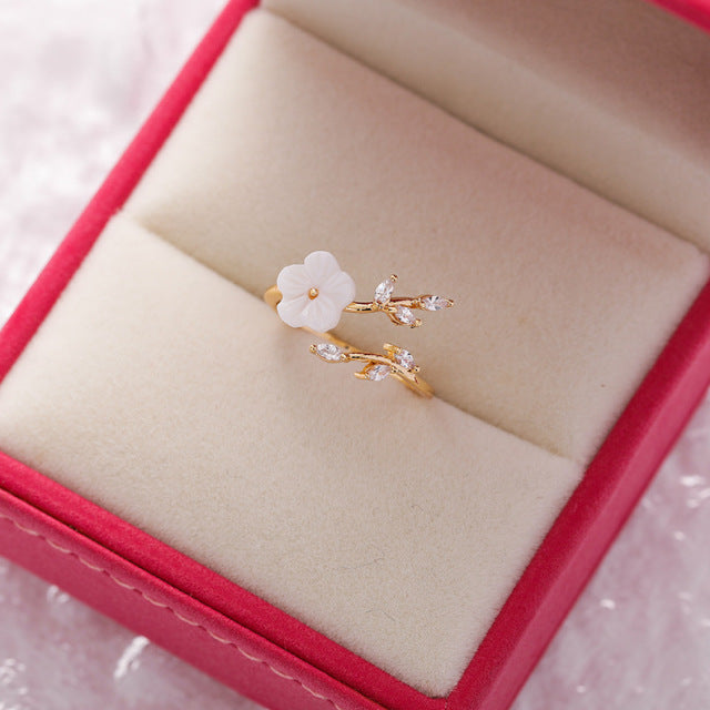 Anillo ajustable con flor silvestre y circonita en oro
