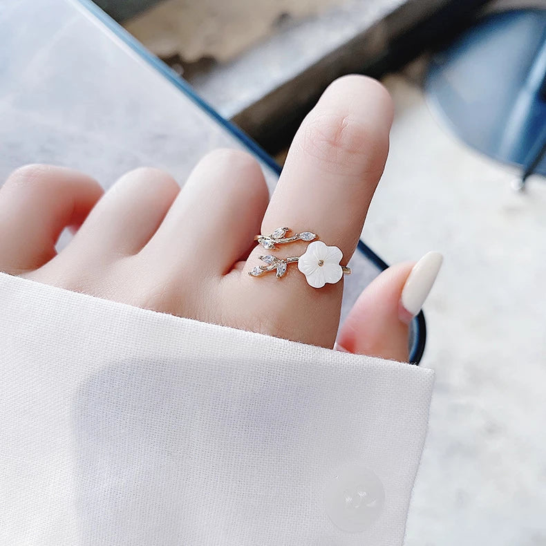 Anillo ajustable con flor silvestre y circonita en oro