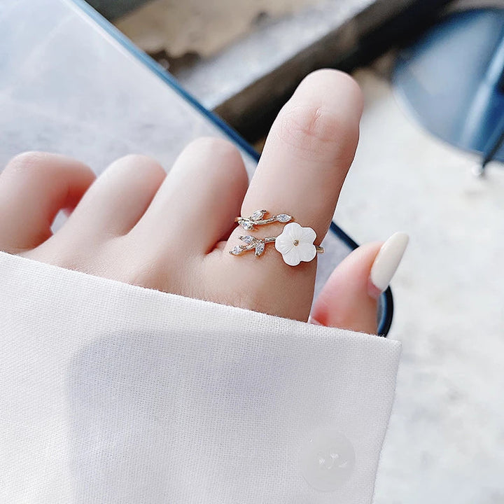 Anillo ajustable con flor silvestre y circonita en oro