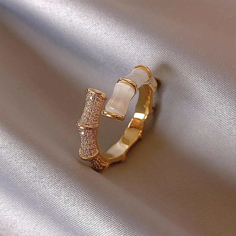 Anillo ajustable de lujo con ópalo blanco en oro