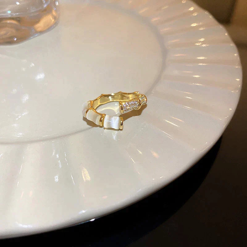 Anillo ajustable de lujo con ópalo blanco en oro