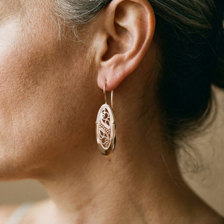 Elegantes pendientes dorados calados