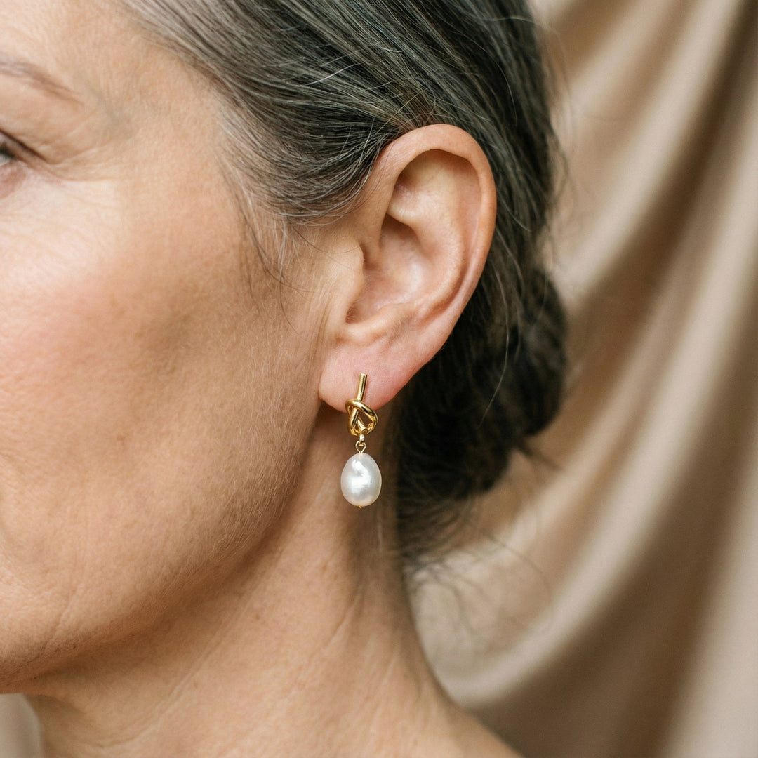 Elegantes pendientes con perlas barrocas en oro