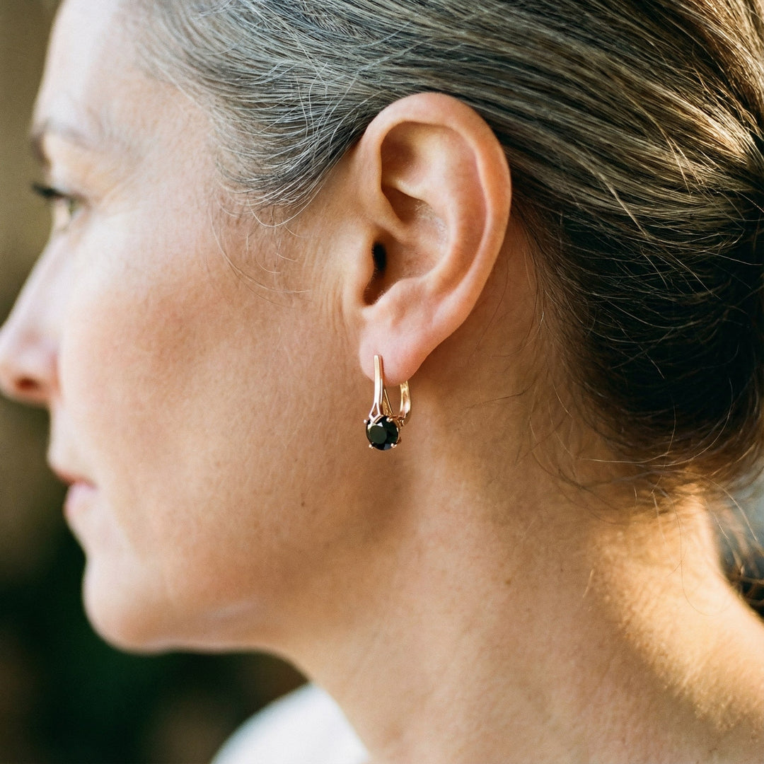Elegantes pendientes de oro con circonita negra