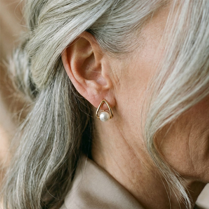 Pendientes huecos triangulares con elegantes perlas
